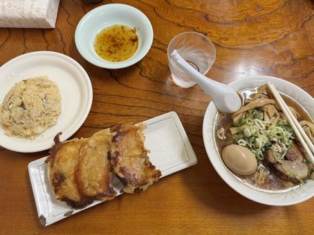 ジャンボ餃子とラーメンと半チャーハン ジャンボ餃子とラーメンと半チャーハンの写真