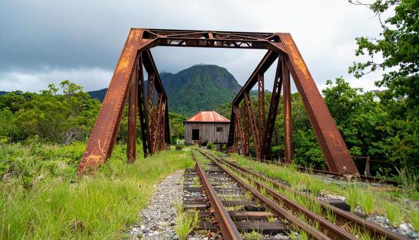 災害や赤字によって廃線になった線路の写真