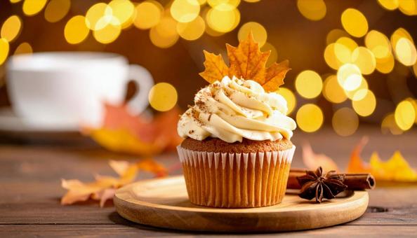 マグカップに入ったコーヒーとカップケーキ マグカップに入ったコーヒーとカップケーキの写真
