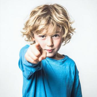 好奇心旺盛な男の子のポートレート 好奇心旺盛な男の子のポートレートの写真