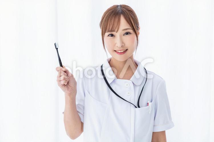 歯ブラシを持った歯科衛生士　Dental 歯科衛生士,歯科指導,歯ブラシの写真素材