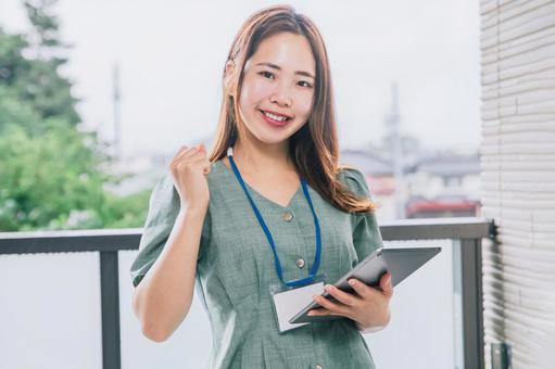仕事を頑張る女性 ファイト 仕事を頑張る女性 ファイト ビジネス,働く女性,20代女性の写真素材