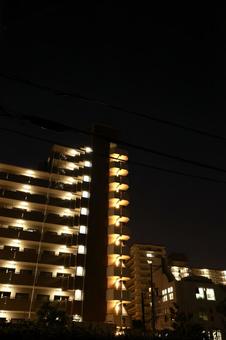 オレンジ光が灯る分譲マンション 分譲マンション,街並み,新築物件タワーマンションの写真素材