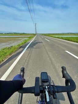 直線道路を自転車で 直線道路を自転車で 直線,道路,まっすぐの写真素材