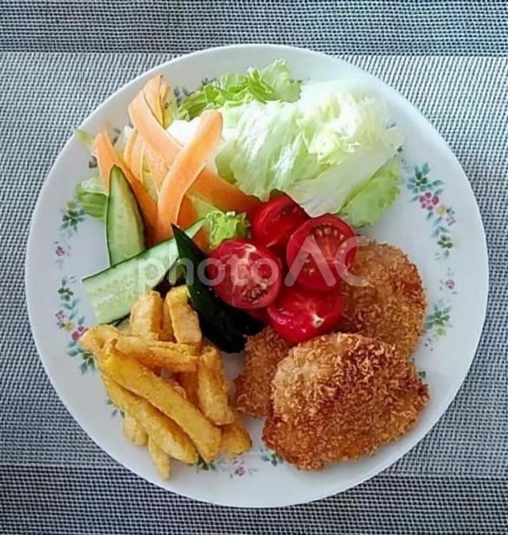 ヒレカツとカレーポテトフライと野菜サラダ ヒレカツ,ポテトフライ,野菜の写真素材