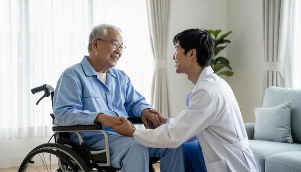 診察をする日本人男性医師 診察をする日本人男性医師の写真