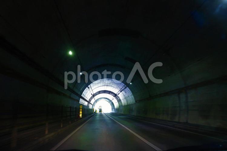 トンネルの中の暗闇 トンネル,ぼかし,速いの写真素材