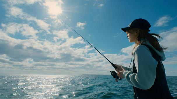 釣りをする女性 釣りをする女性の写真