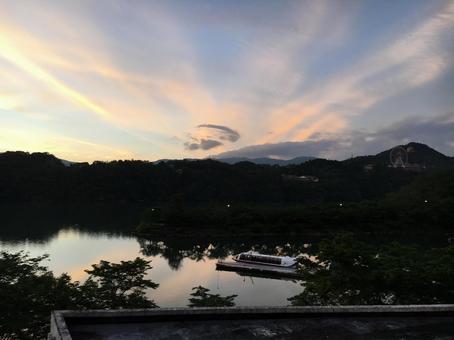 夕焼け　湖の写真