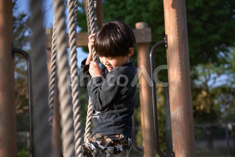 ※＜素材＞公園で元気に遊ぶ小学生の男児 公園,子供,登りロープの写真素材