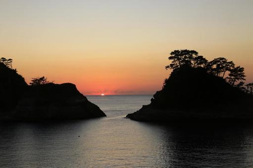 堂ヶ島の向こうに綺麗な夕陽 堂ヶ島の向こうに綺麗な夕陽 夕陽,堂ヶ島,向こうにの写真素材