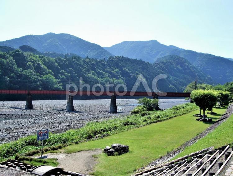 大井川に架かる鉄橋と河川敷　高い山々 川,橋,鉄橋の写真素材