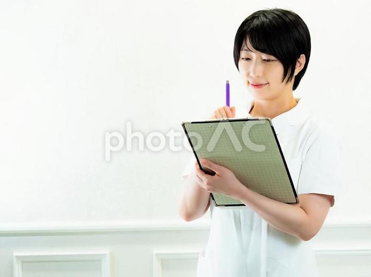 06：カルテをとる看護師 ナース,看護師,看護婦の写真素材