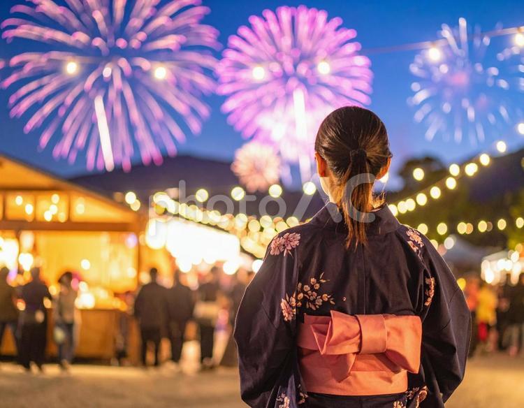 浴衣姿の女性が打ち上げ花火を見上げる 浴衣,後ろ,姿の写真素材