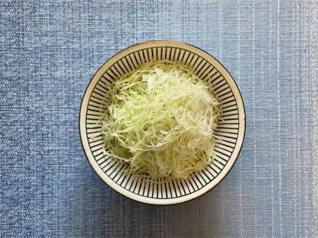 真上から見た千切りキャベツの盛り付け 真上から見た千切りキャベツの盛り付け キャベツ,千切り,食物繊維の写真素材