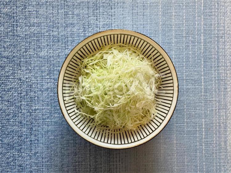 真上から見た千切りキャベツの盛り付け キャベツ,千切り,食物繊維の写真素材
