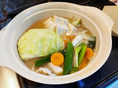キャベツや豆腐の入った鍋料理 キャベツや豆腐の入った鍋料理 鍋料理,鍋,寄せ鍋の写真素材