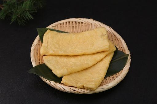 油揚げ 油揚げ,稲荷揚げ,揚げ物の写真素材