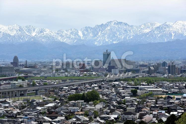 富山市と北アルプス 北アルプス,富山,街並みの写真素材
