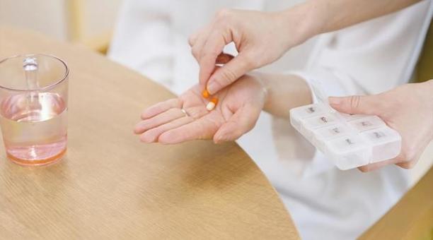 薬を受け取るアジア人高齢者 薬を受け取るアジア人高齢者 高齢者,薬,受け取るの写真素材