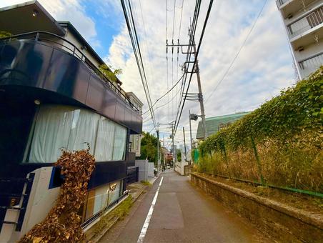 表参道のローカルな住宅街と空模様 表参道のローカルな住宅街と空模様 青空,空,ローカルの写真素材