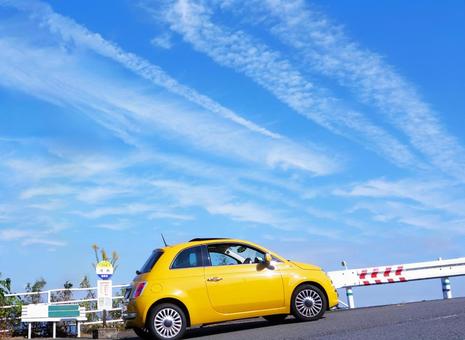 坂道、イタ車、バスストップの写真