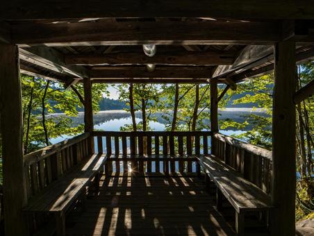 白駒池の東屋 白駒池,北八ヶ岳,東屋の写真素材