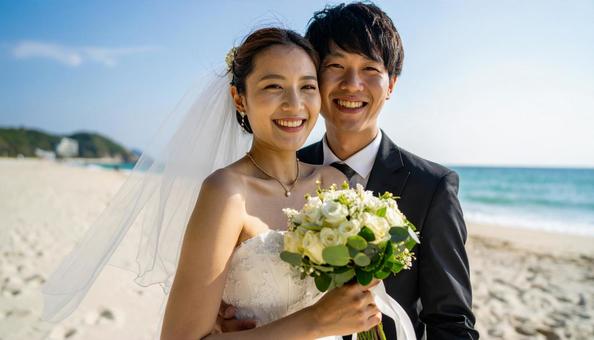 海辺でブーケを持ち顔を見合わせる新郎新婦の写真