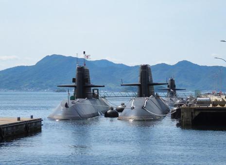 基地に停泊中の海上自衛隊潜水艦 基地に停泊中の海上自衛隊潜水艦の写真