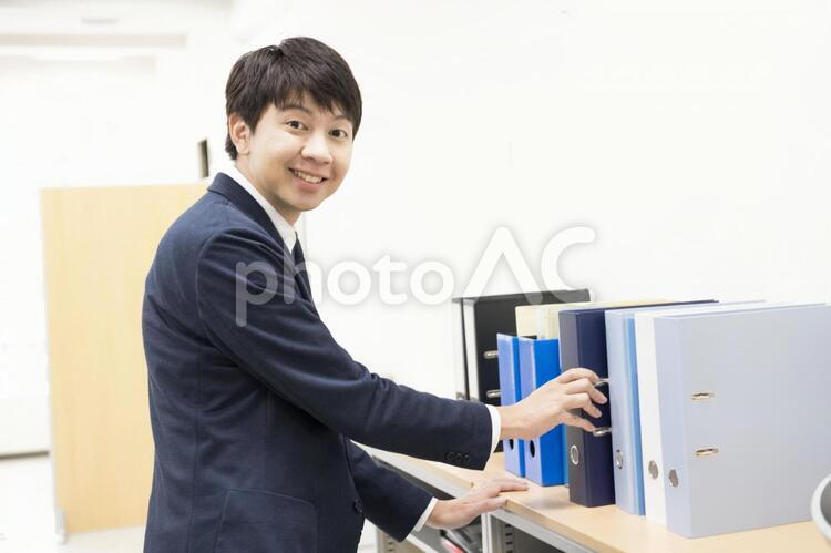 ファイルをとる男性 オフィス,男性,カメラ目線の写真素材