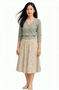 春ファッション女性花柄スカート全身白背景の写真