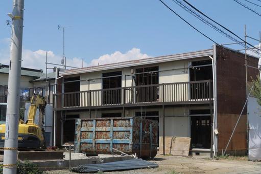 アパート解体中 アパート解体中 アパート,解体中,ショベルカーの写真素材