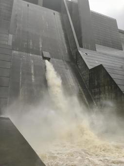 台風で放水するダム ダム,放流,放水の写真素材