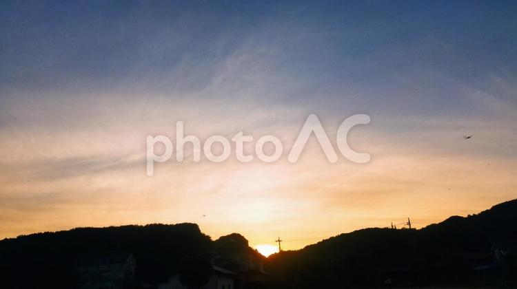 トンボ舞う秋の夕方4 空,夕暮れ,天気の写真素材