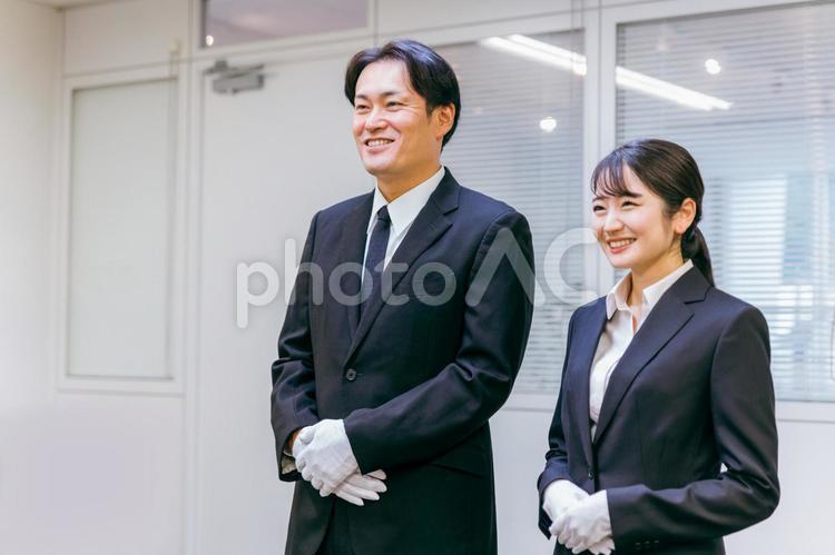 白手袋をつけたスーツ姿の男女 鑑定士,質屋,鑑定の写真素材