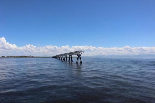青い海と雲と青空と空港の侵入灯の橋の風景 青い海と雲と青空と空港の侵入灯の橋の風景の写真