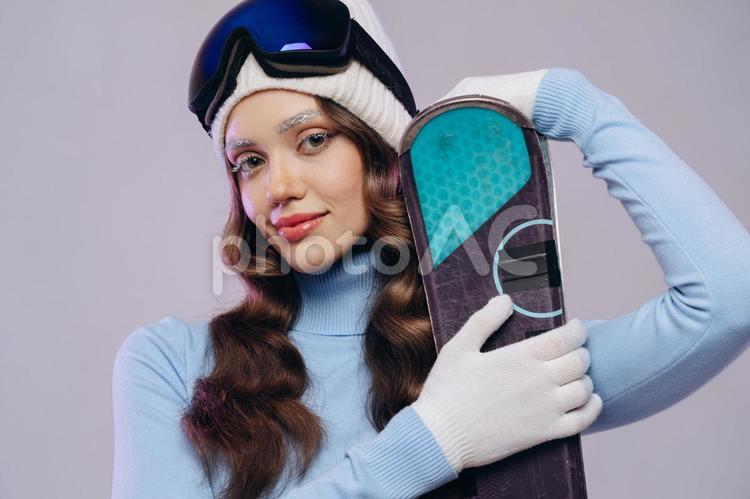 スキー板を抱える女性の上半身 冬,スポーツ,ウィンタースポーツの写真素材