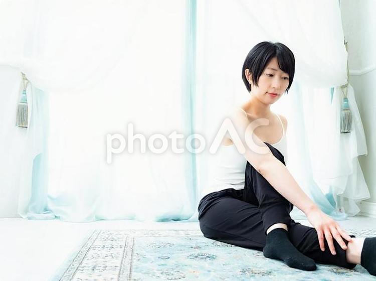 05：室内でヨガをする女性 女性,人物,日本人の写真素材