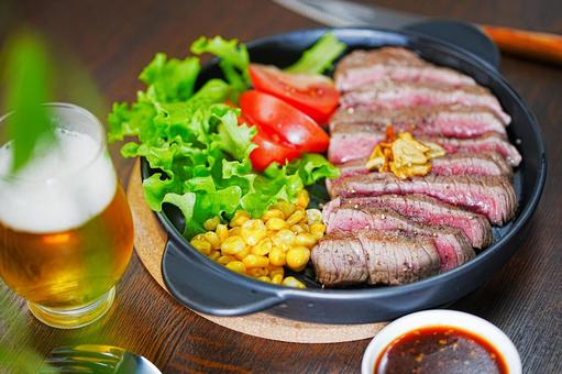 ビール&ビーフステーキ 食卓,食事,ビールの写真素材