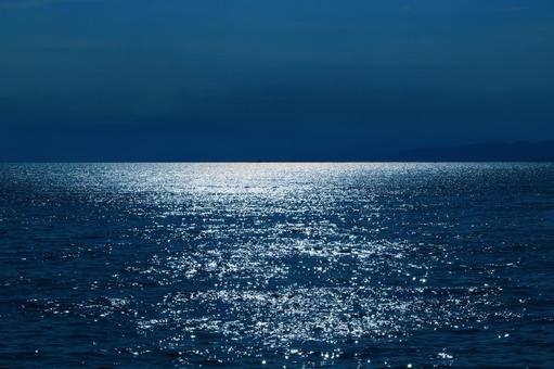 夜空と煌めく水平線 夜空と煌めく水平線 海,水平線,水面の写真素材