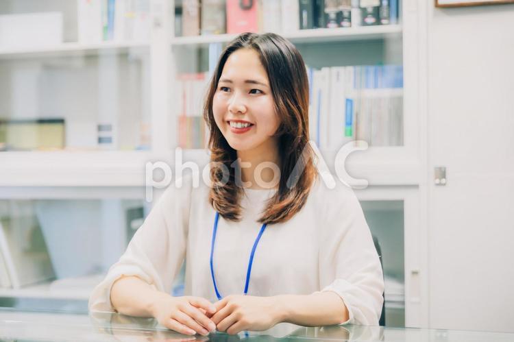 会社で笑顔で働く女性会社員 ビジネス,働く女性,会議の写真素材