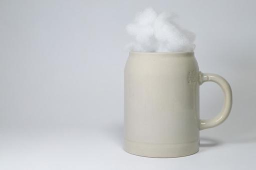 陶器のビールジョッキから白い綿が立ち上る ジョッキ,陶器,綿の写真素材