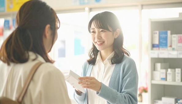 笑顔で接客する働く薬剤師 笑顔で接客する働く薬剤師の写真