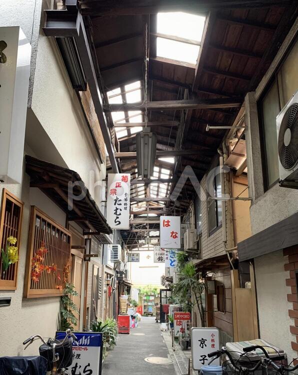 路地裏の飲み屋街 飲み屋街,路地裏,看板の写真素材
