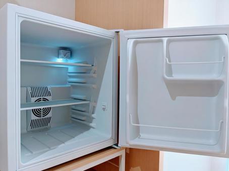1ドアの冷蔵庫を開けた状態 1ドアの冷蔵庫を開けた状態 空っぽ,電化製品,小型の写真素材