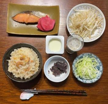 あきたこまちおでん炊き込みご飯などの夕食の写真