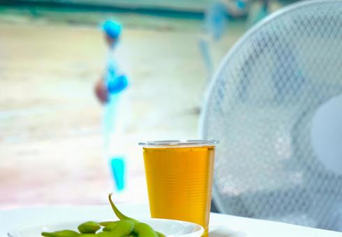 夏の家吞み 夏の家吞み ビール,家呑み,テレビの写真素材