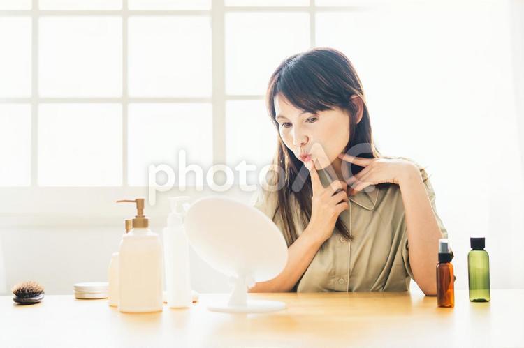 鏡を見るミドル世代の女性（口元） 唇,くちびる,口の写真素材