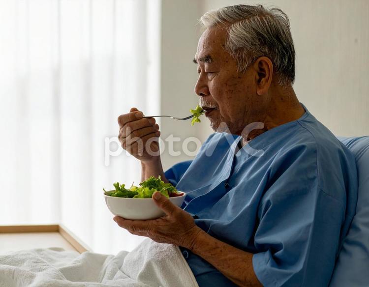 端座位で食事をするシニア男性の患者 患者,端座位,病人食の写真素材