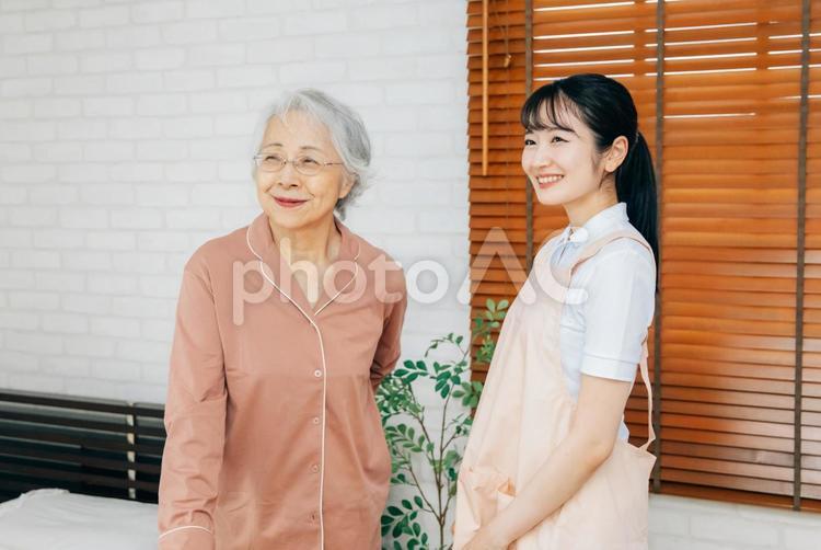 笑顔の高齢者女性と女性スタッフ 訪問介護,在宅介護,介護の写真素材